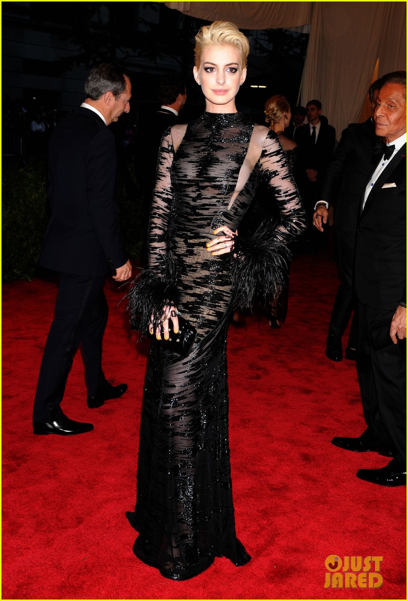 anne-hathaway-bleach-blonde-hair-at-met-ball-2013-05
