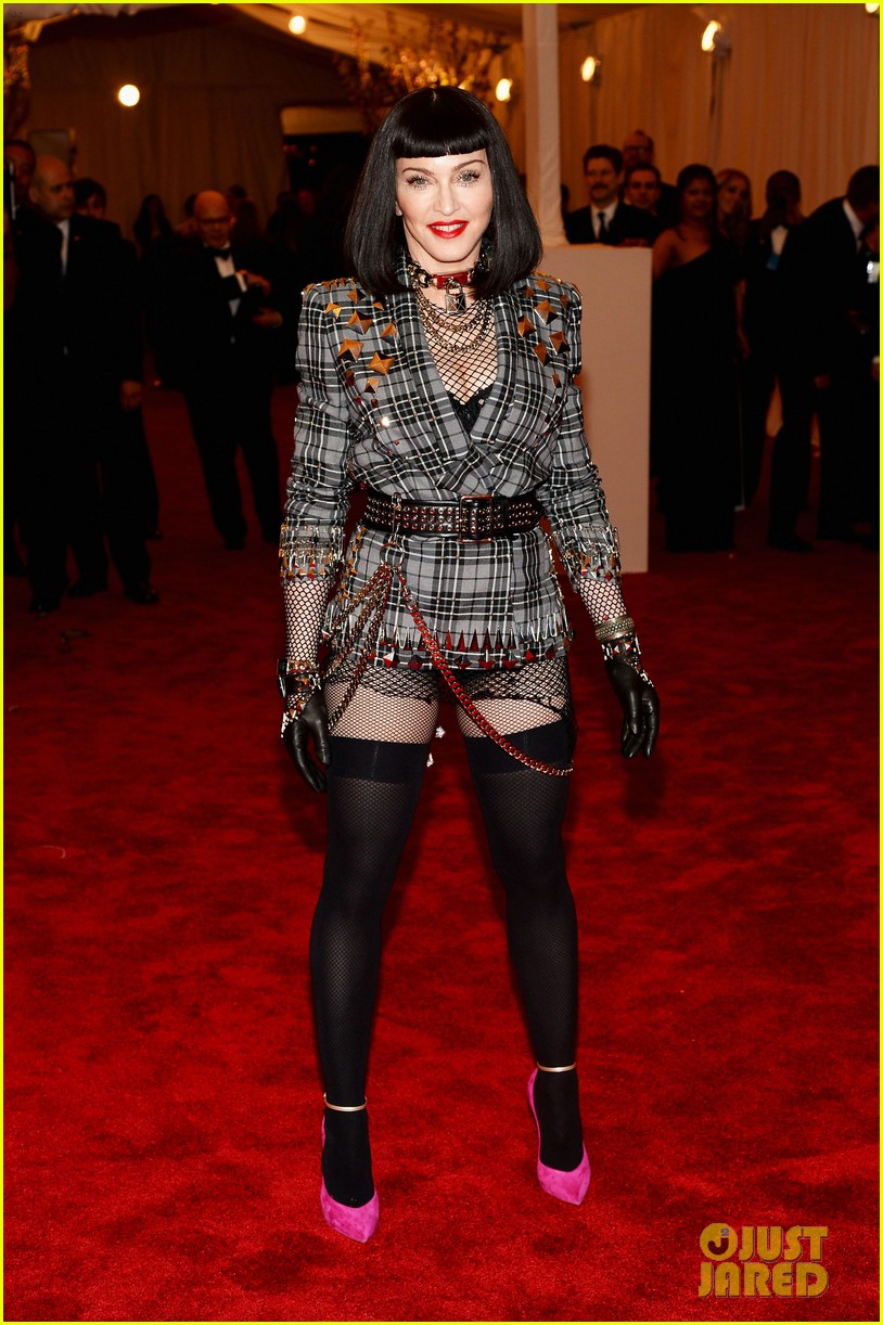 madonna-short-black-bob-hairdo-on-met-ball-2013-red-carpet-01