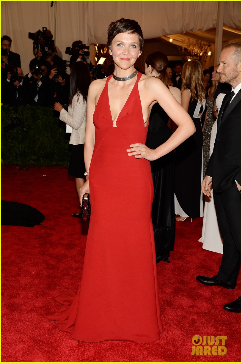 maggie-gyllenhaal-met-ball-carpet-02
