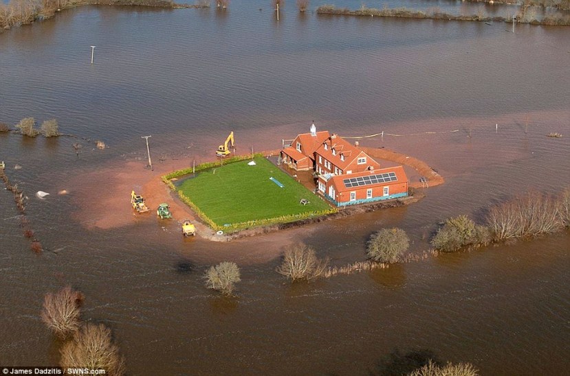 article-2553998-1B45AC2600000578-655_964x637