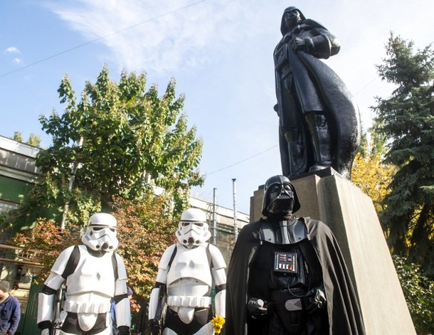 TO GO WITH AFP STORY BY OLGA SHYLENKO People dressed as characters from 'Star Wars' film take part in an inauguration ceremony of a Darth Vader monument, formerly a statue of Soviet founder Lenin, in the southern Ukrainian city of Odessa on October 23, 2015. Just in time for the release of the latest "Star Wars" blockbuster, Ukrainians have transformed the statue of Lenin into one of Darth Vader, an oddly prominent figure in local politics. AFP PHOTO / VOLODYMYR SHUVAYEV